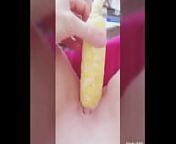 Mujer caliente se mete una mazorca from jivencita mayor cob vagina estrecha