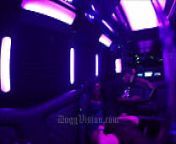 Women Eating Pussy On a Party Bus from en un autobús