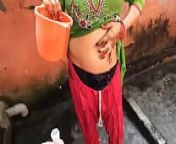 Desi village milf nangi aurat bathing outdoor from indian desi baba open bath in village mobile recording
