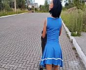 Mam&atilde;e deliciosa de vestido azul sem calsinha durante passeio na rua. from ass in street walking