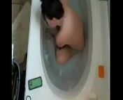 Chica peluda con dildo en la ba&ntilde;era from periscope sluts flash in bathtub