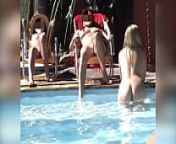 Garota finge estar usando o celular para filmar grupo de amigas peladas na piscina from naked group girl in pool