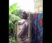 femme africaine se lave devant sa cam from african bath