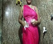 भाभी बटरूम में अकेला नहा रही थी तभी उसका वीडियो बना लिया from indian village sister outdoor bath mp4