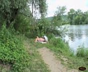 Una ragazza Biondina si lava al fiume e due anziani la vedono e vogliono scoparla from fucking by men to girls