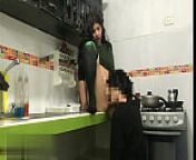 Mi hermanastra me excita mientras se encuentra en la cocina! Mi cara se pierde en su culo! from m boowi sexy booty isolation video
