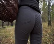 MILF In Spandex Jeans Walking Outdoor With Visible Panty Line from pante line visible