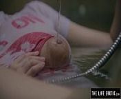 Puffy nippled girl masturbates with a spoon while half drowning from boobs gonflé