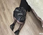 Притворилась застрявшей под кроватью ради секса. Кончил на кожаную юбку. from leather skirt bukkake