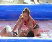 Alejandra la Jarocha y Karenka se sabrosean en pelea de lodo from bikini mud