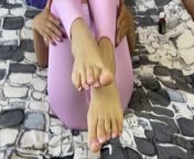 My stepsister really like to do oil footjob and I cum on her feet from xxxvido ol nika india