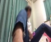 I want to insert a live cock. Cute woman masturbating by teasing her pussy with a toy. from 用美腿及膝袜挑战足部工作！ 大量射精