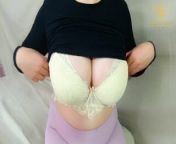 حبيبتي تصورلي مقطع لبزازها الضخمة، نودز طبيعية ملبنة My stepmother sends me a video of her huge Tits from sarahyassin