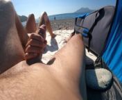 SHE WANKS HER BOYFRIEND IN PUBLIC AT THE BEACH WITH PEOPLE AROUND from голая при детях 3